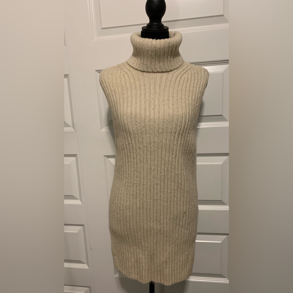 H&M Cream Ribbed Sleeveless Turtleneck